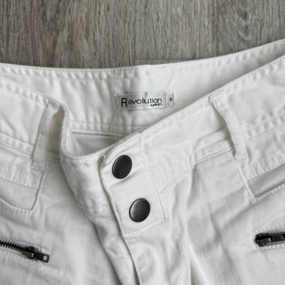 Vintage Mid-Rise White Cotton Cargo Shorts with Zipper Pockets - Picture 2 of 5